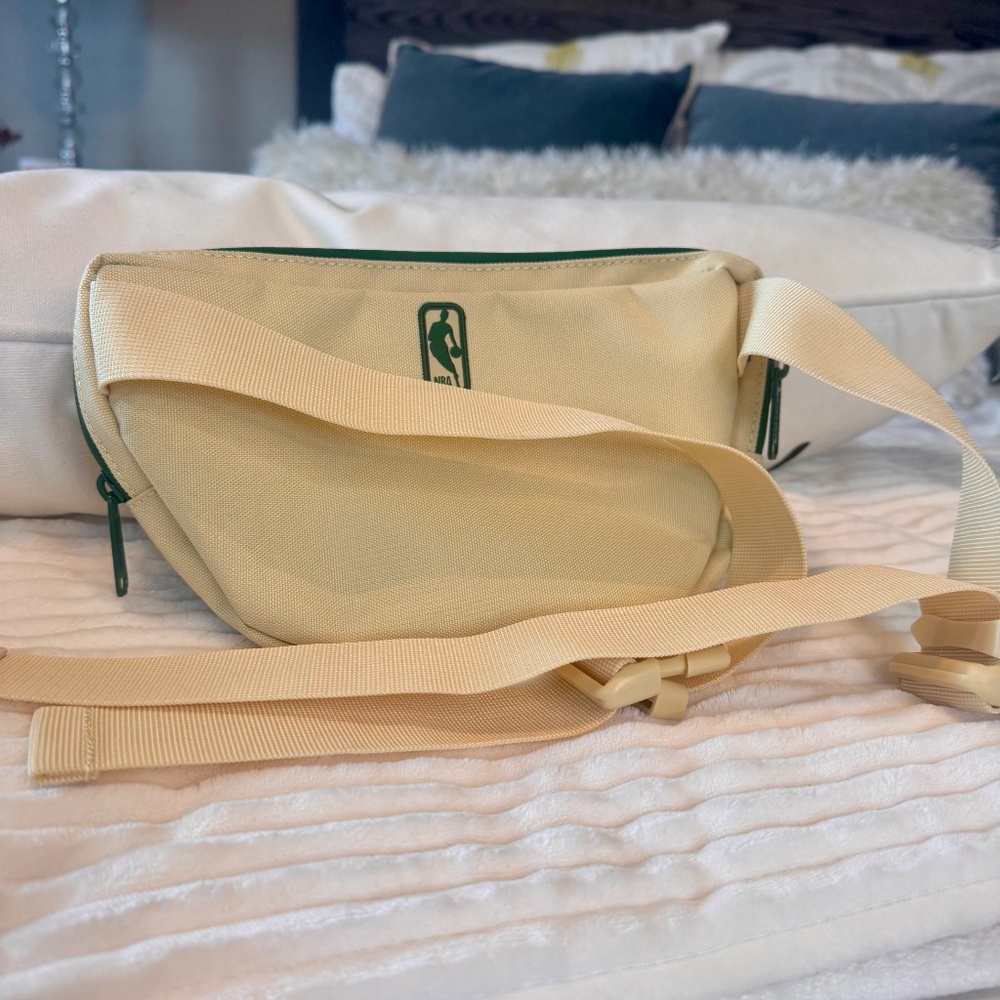 Milwaukee Bucks Herschel Supply Co. 2019/20 City Edition Nineteen Hipsack - Picture 4 of 4